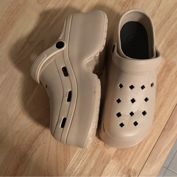 Beige Chunky Platform Crocs size 8-9 - Picture 2 of 5